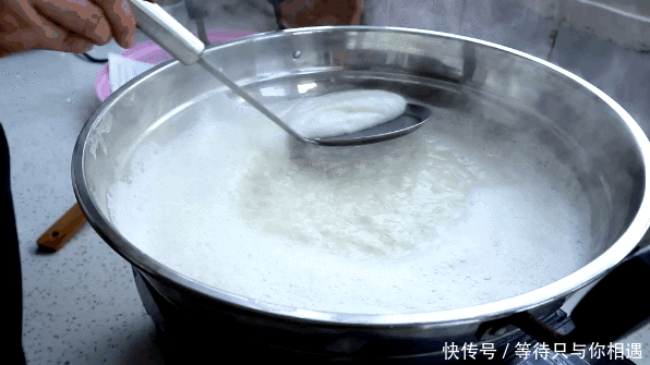 放心|腐竹不用买,1斤黄豆1口锅就能做,豆香浓郁又筋道,家人放心吃