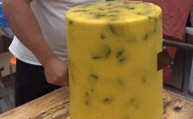 美食|男子卖“切糕”30元1斤,路人嫌贵不想买,食客笑他们“眼拙”