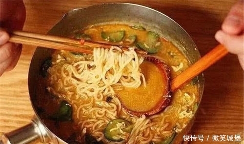 发现|吃了20年泡面,才发现桶面上有“小机关”,果断放弃之前的吃法