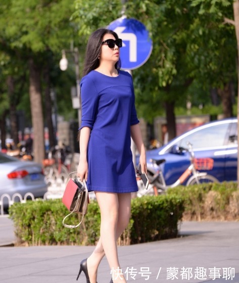 十足|街拍美图:气质非凡的小姐姐,简约风格尽显十足的清新范!