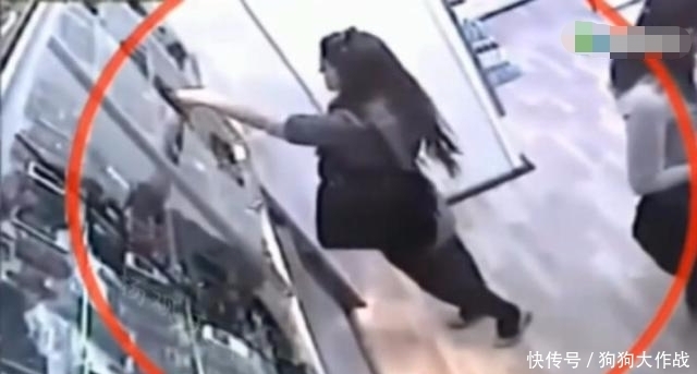 买手机|2名美女买手机，店员刚一转头的功夫，被监控拍下可耻一幕！