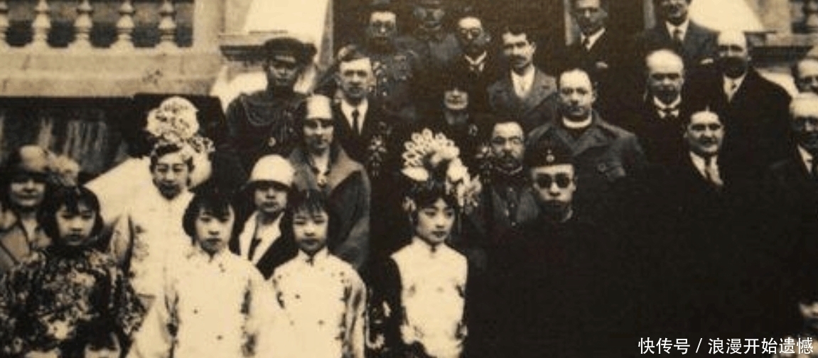 挂错|老人逛故宫说: 挂错照片了! 专家: 不懂装懂, 老人: 这是我爹