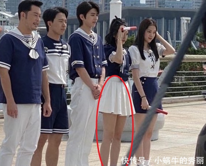  娜娜和吴宣|《跑男》路透照，欧阳娜娜身材比例好，吴宣仪不愧是“女团腿”
