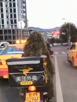  搞笑|搞笑GIF：大姐淡定的等人来救