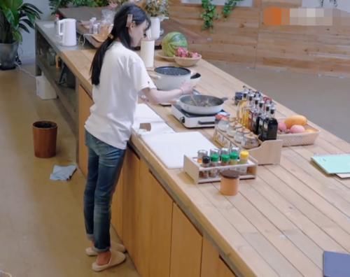 张新成|张新成做好的饭,郑爽嫌热量高一口没吃,看清菜品,真不羡慕!