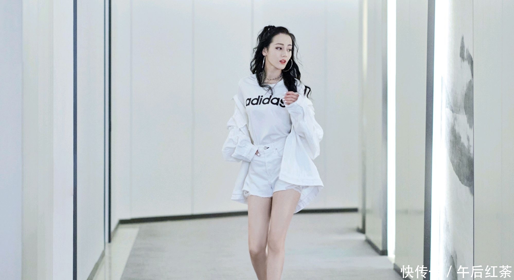 迪丽|迪丽热巴人美又会穿，白色工装配白色热裤，轻松秀出“漫画腿”