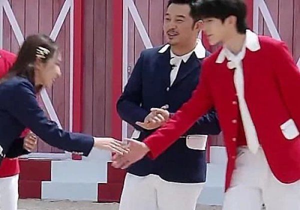 孟美岐|奔跑吧蔡徐坤跟女生握手,对孟美岐和宋祖儿态度不同,关系很显然