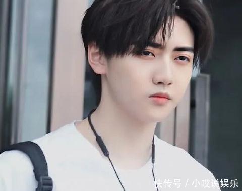 录取|焉栩嘉晒录取通知书后,粉丝都在关注何洛洛,反应猜不透