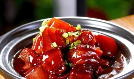  冰糖|做红烧肉时，用冰糖还是白糖？厨师长：做错了，难怪红烧肉会发苦