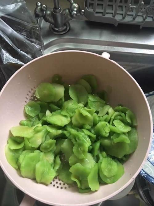 隔天|这菜一晒就是30斤,炒肉吃特香,隔天吃一盘,清爽可口,常吃脾胃好
