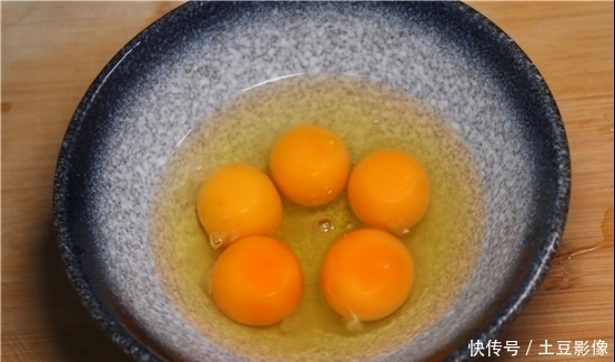  方法|今天才知道，原来打鸡蛋有诀窍，学会一招，干净不脏手，方法绝了