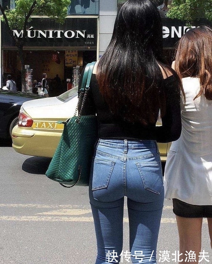  魅力|牛仔裤既舒适又不紧绷，展现时尚美的魅力，展现女人完美身材