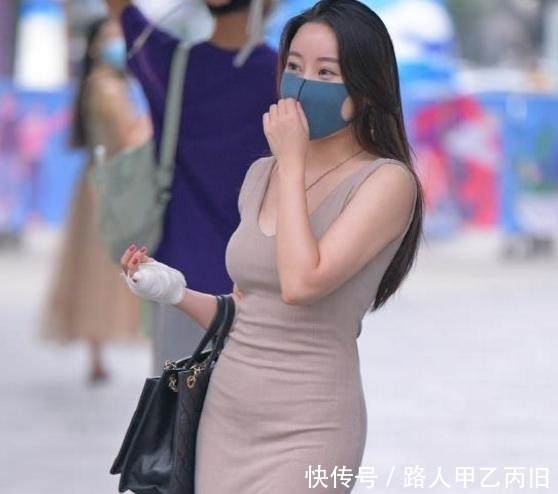 炸街|街拍！贵妇“受伤”还出门“炸街”？这身紧身连衣裙不可辜负