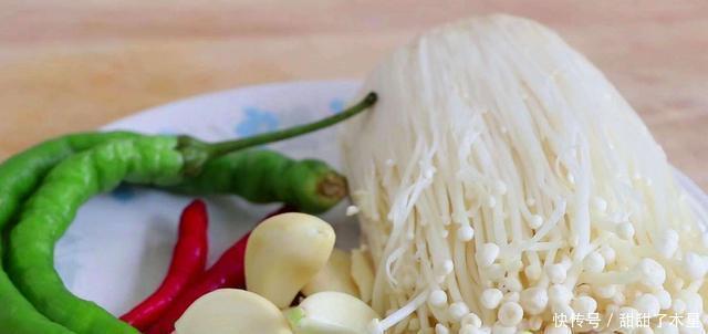 试试|不要再把金针菇放在火锅里了,试试这个方法,总比吃肉好