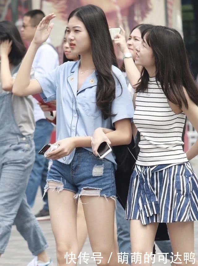 美女|街拍美女:身穿衬衫的姐姐出街,热裤展现青春活力,像谁的初恋吗