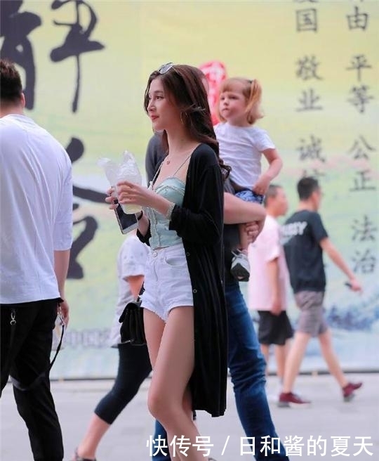 个性|街拍：美丽动人的小姐姐，独特的穿衣搭配，穿出自己的个性！