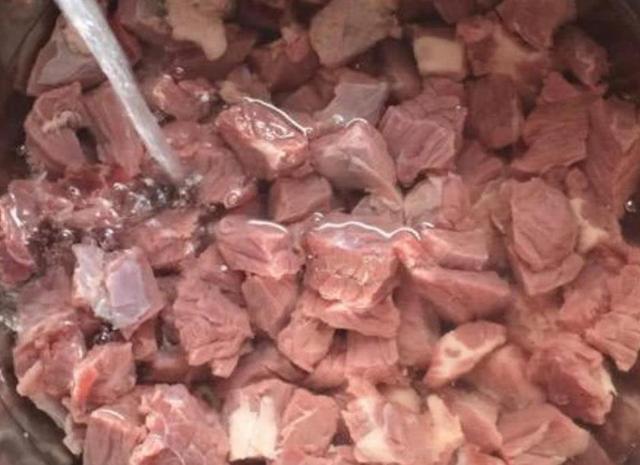 咬不烂往|炖牛肉嚼不动咬不烂往锅里扔几片这东西,牛肉软烂入味还好吃