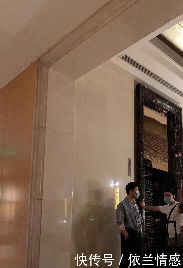  身高|黄晓明《中餐厅》路透曝光，身材高大却被发现穿鞋底超厚运动鞋