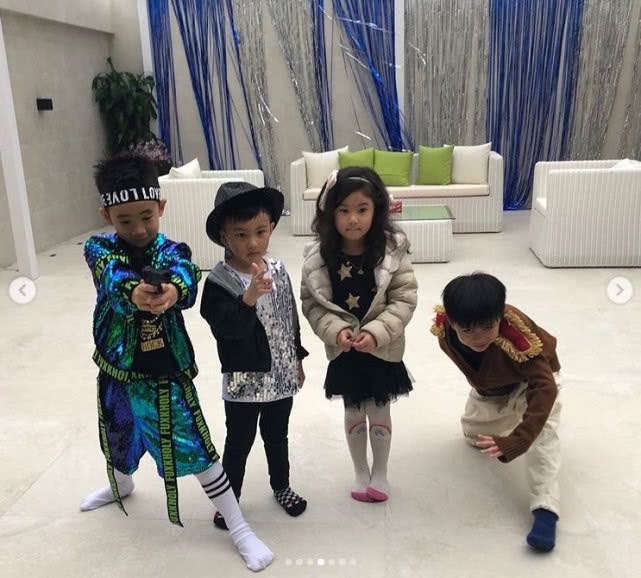 应采|应采儿带儿子和闺蜜聚会,Jasper梳凤梨头配发带太像陈小春