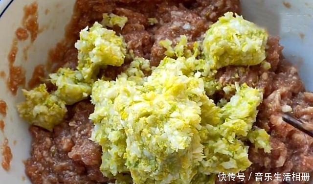 保证|调猪肉白菜馅料,牢记3放2不放,保证馅料鲜美多汁,好吃更入味