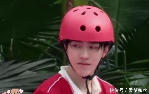 奔跑吧|蔡徐坤遇水就“脱妆”,画面放大十倍看清他的素颜:21岁的脸?