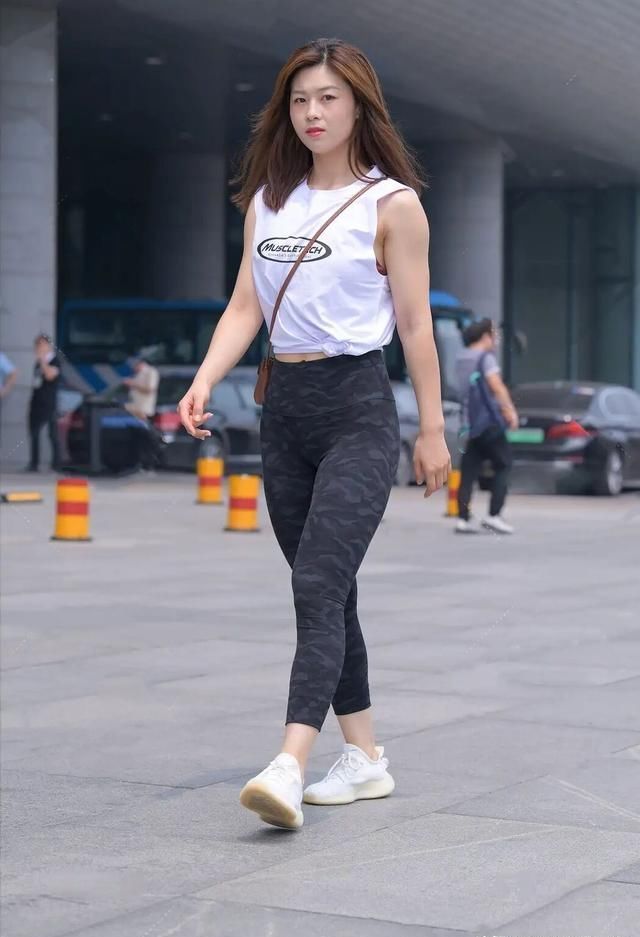  吸睛|“健美裤”改头换面，时髦显瘦又吸睛，占据了街头半壁江山