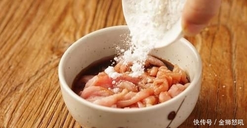  蒜苔炒肉|蒜薹炒肉不是炒老了就是不脆？下锅前腌制下，入味又脆爽