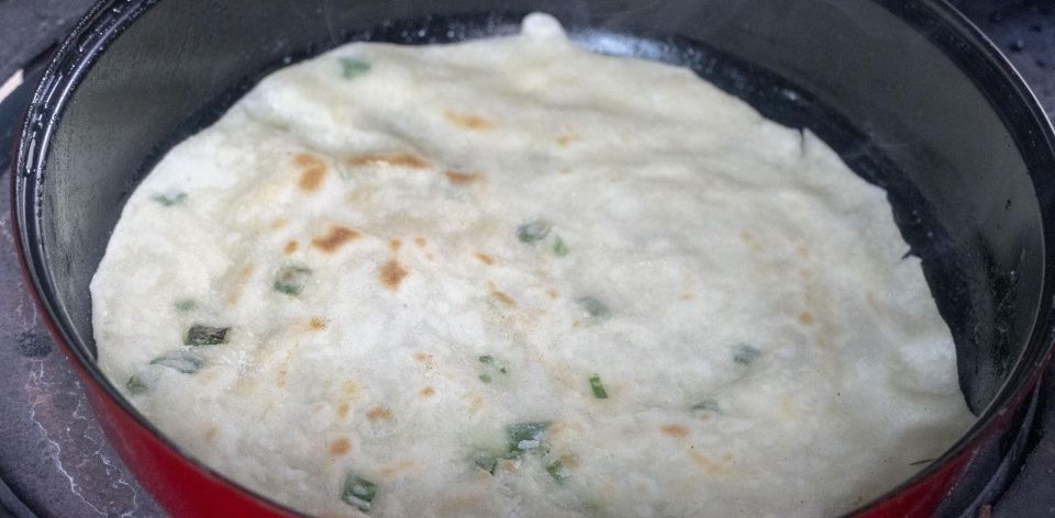  不用|家常烙饼最简单的做法，不用揉面不用油酥，柔软又多层，凉了不硬