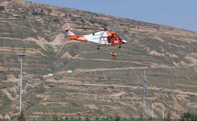  演练|车祸导致危化品泄漏人员被困，直升机紧急救援,这场演练堪称大片