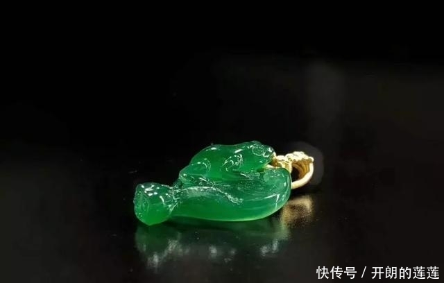 老大爷|老大爷嫌自己佩戴的翡翠水头不太好,用水一泡后,一看吓了一跳!