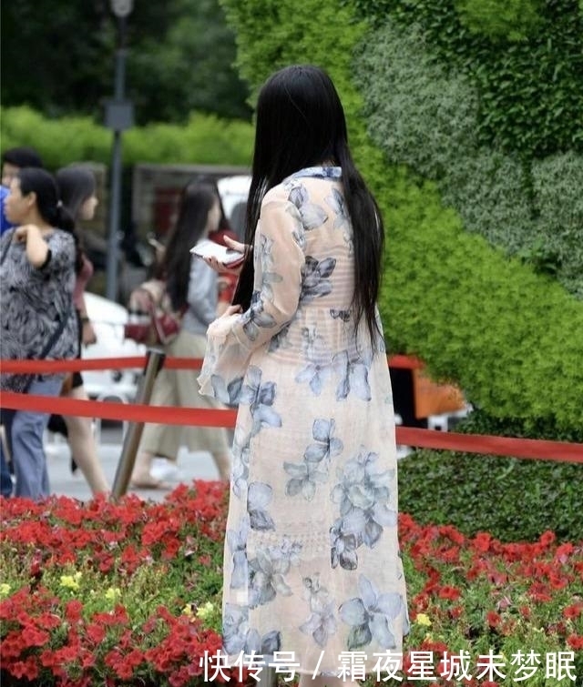 搭配|秋天穿一条薄纱长衫,清凉优雅,搭配尖头细跟鞋更显精致