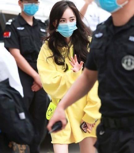 撑场面|杨幂出席快本为自家艺人撑场面,芒果台太会利用综艺资源和人脉了