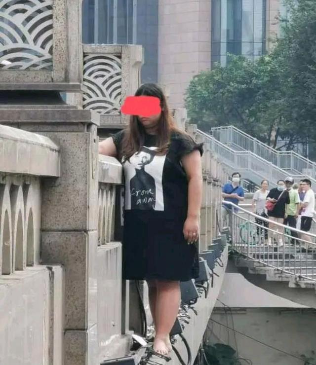  情绪激动|只知道哭和摇头！成都一女子九眼桥要跳河，疑似打孩子被父亲批