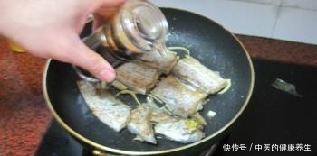 金黄|干煎带鱼不裹蛋液和淀粉,多加这一步,带鱼金黄酥脆不粘锅