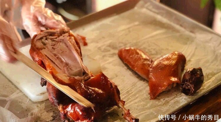 鸭架|去饭店吃烤鸭,服务员问:鸭架炖汤还是炸?回答这两个字才是行家