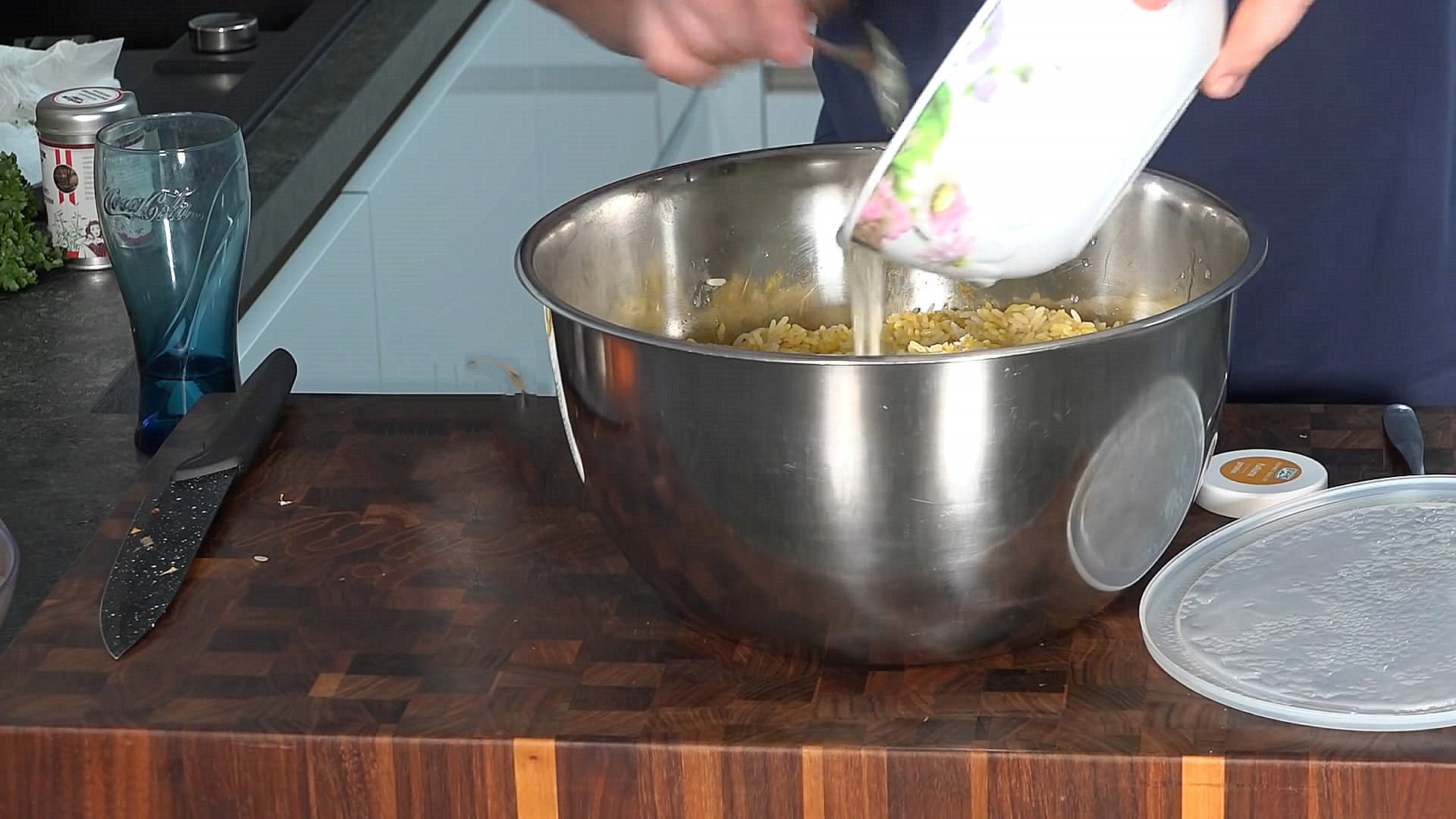  家五口人|5个人吃饭婆婆只做一道菜，以为不够吃，上菜后一家人吃到肚子撑