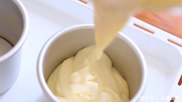 绵软|爆浆花朵小蛋糕:做法简单,绵软香甜,看着就想吃,孩子超喜欢