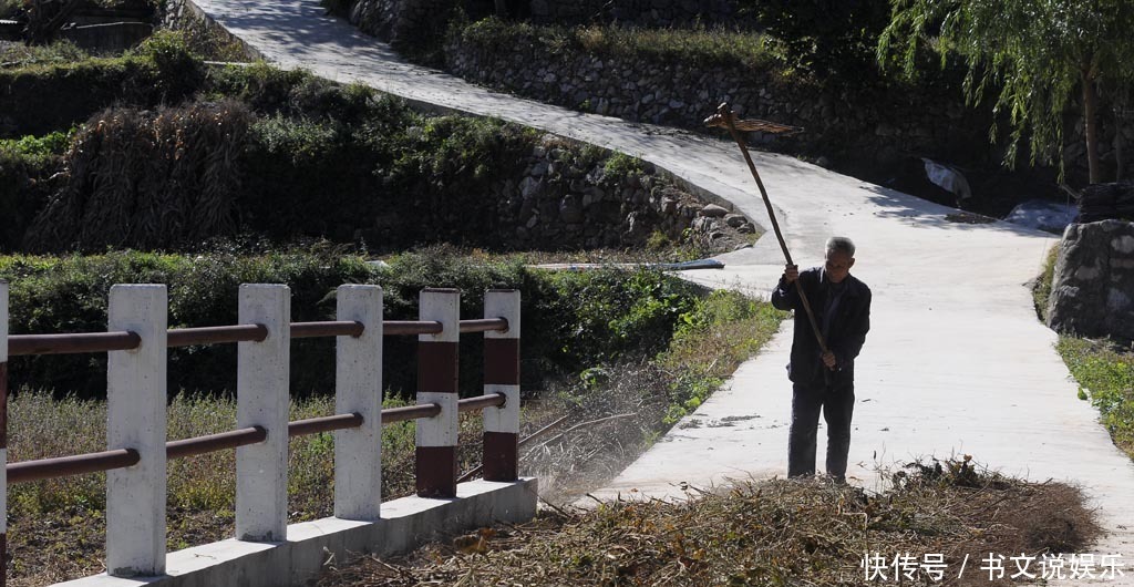 山里|秦岭山里63岁老人河里洗衣服、路边打豆子,老伴为啥不干活
