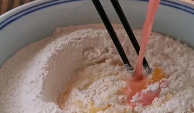 馒头|面粉别蒸馒头了,加2个西红柿,不用蒸不用烙,出锅比吃肉还香!