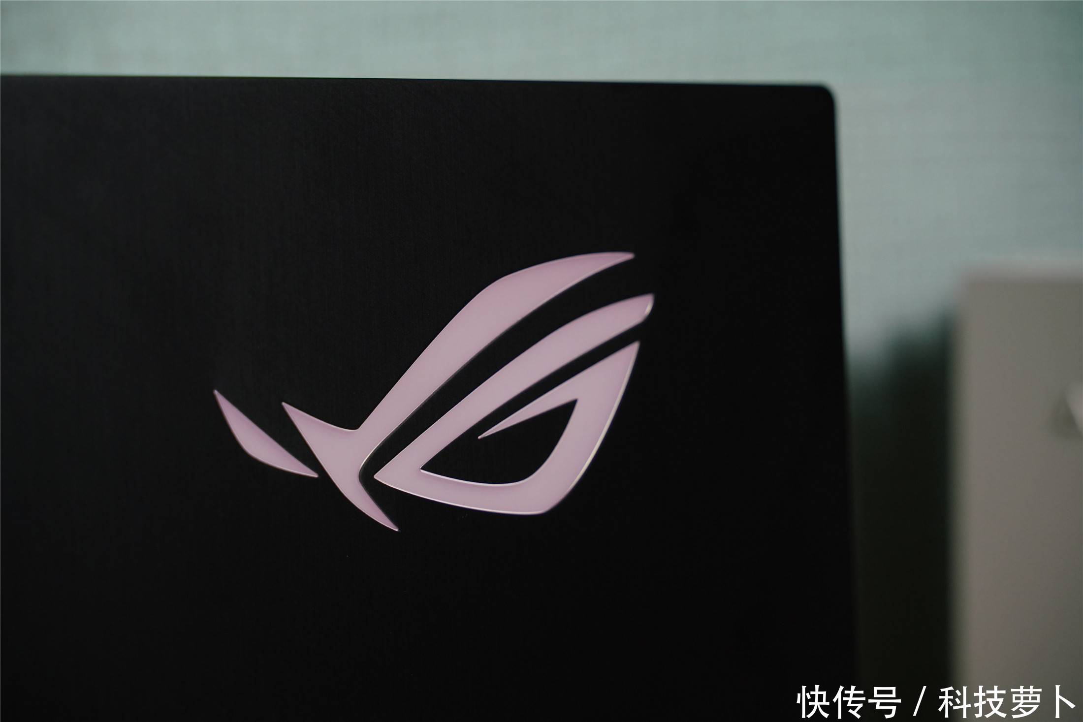  全球|全球首款240Hz+3ms电竞便携显示器，ROG XG17AHP评测