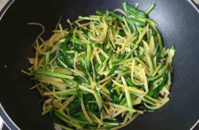 韭菜|春季这菜要多吃,搭配土豆丝炒,味道好又特别下饭