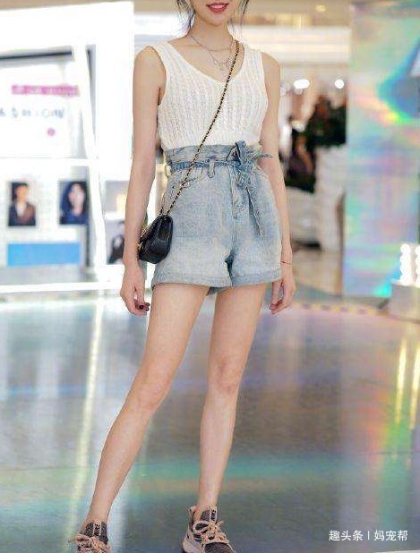 上衣|随性的上衣不打结,搭配牛仔裤,修饰修长的双腿,提升辨识度