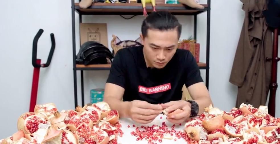 石榴汁|100个石榴能榨多少“汁”男子20分钟榨完,看到分量无语了