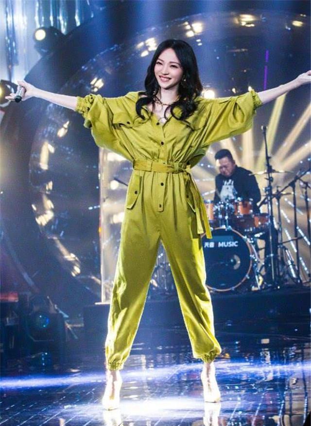 卫衣|“打底裤”已经失宠了!今年流行的是“粽子裤”,遮肉显瘦又百搭