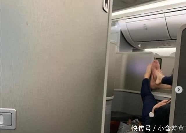 弥漫|头等舱内男女公开“调情”，“腥臭”味弥漫机舱，乘客却敢怒不敢言！