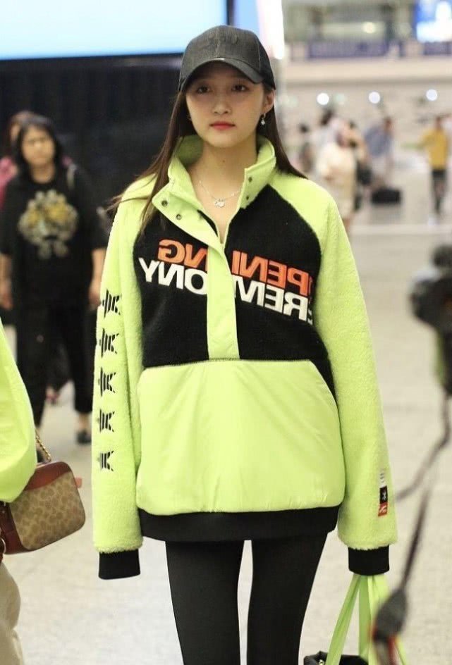 显她身材|今天才知关晓彤腿这么逆天,敢只穿无痕健美裤走机场,外裤也不搭