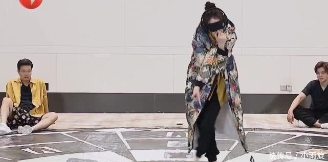 开心|张艺兴看热巴转圈捂嘴笑,主动跑到她身边,又因她的话过于开心!