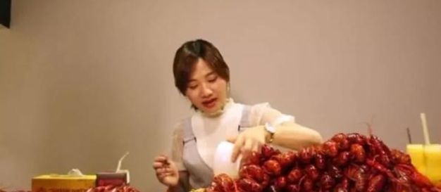 密子|密子君挑战吃“小龙虾山”,3小时清盘,看到账单,网友不淡定了