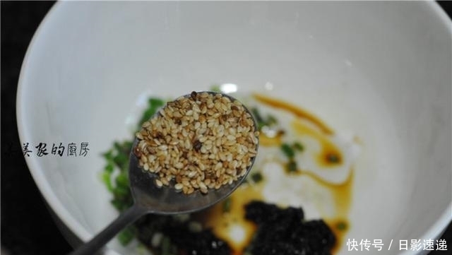 秋天|馄饨汤这么调，简单好味道，几种调料，开水一冲，比骨头汤还鲜！