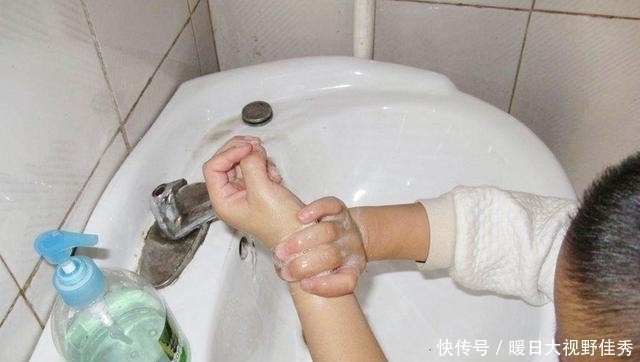 晚上|4岁宝宝晚上哭闹说“屁屁痒”,家长脱下裤子一看,什么东西在动